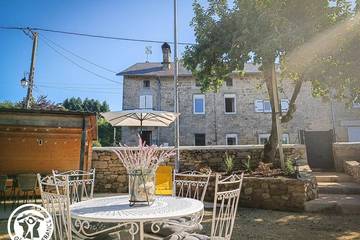 Gîte pour 6 personnes, avec jardin, animaux acceptés à Latronquière