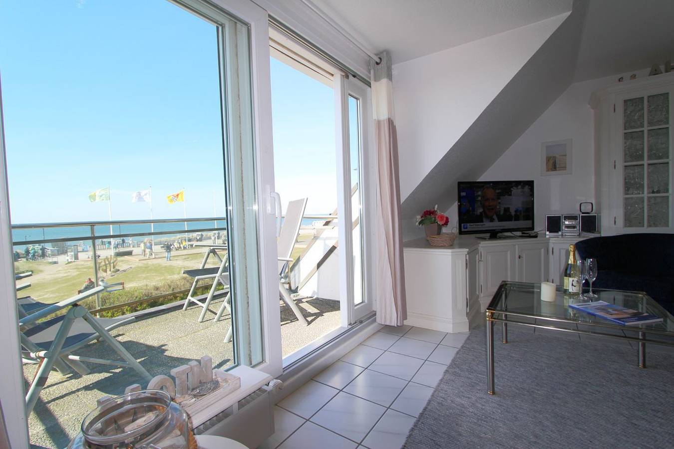 Ganze Wohnung, Helle Ferienwohnung auf zwei Ebenen in direkter Strandlage mit vollem Meerblick in Wenningstedt, Sylt