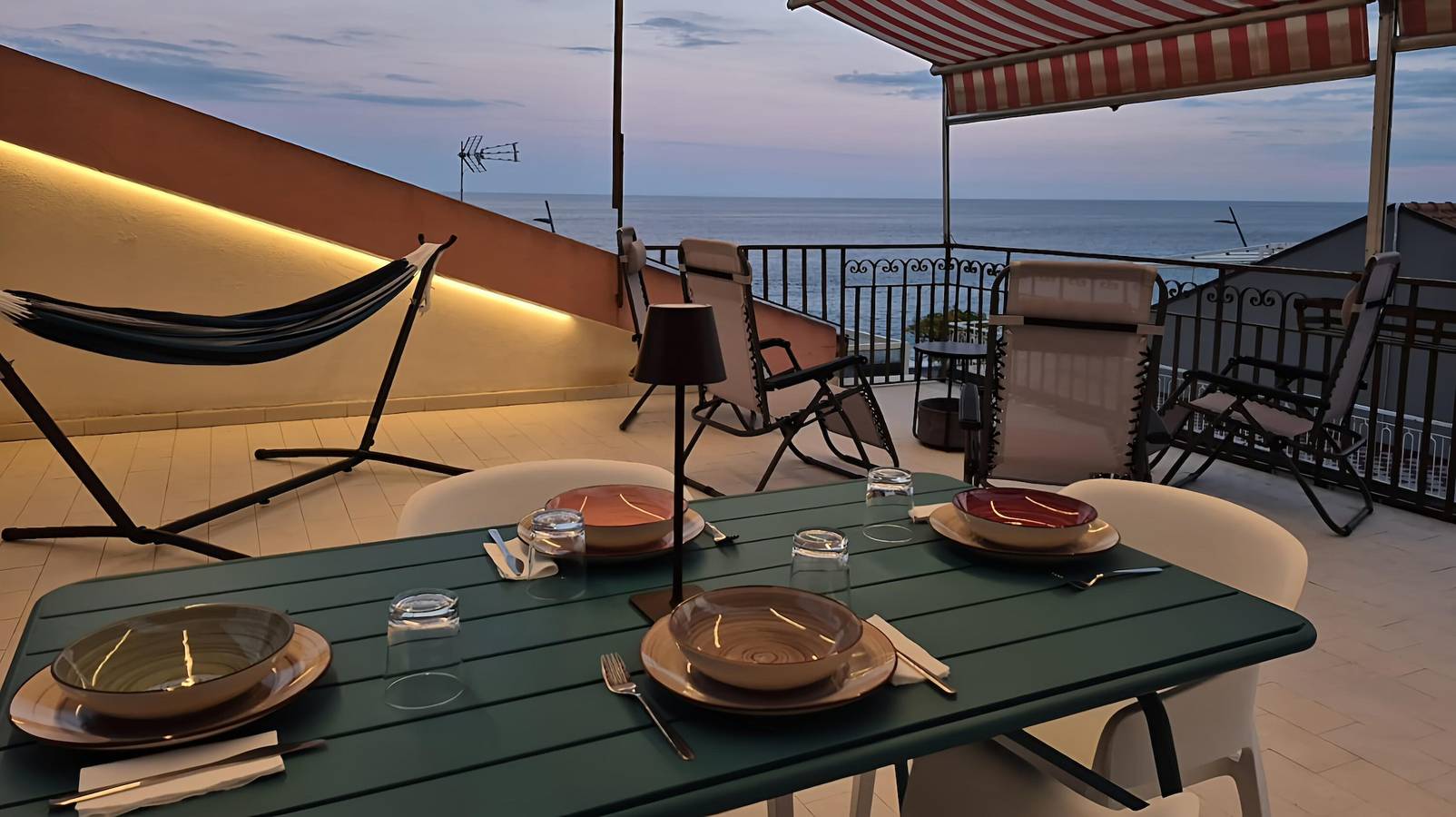 Ganze Wohnung, Ferienhaus 'Lumeriam Sea Loft' mit Meerblick, privater Terrasse und Klimaanlage in Roccalumera, Messina Provinz