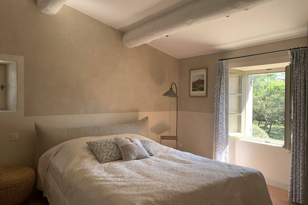 Peaceful farmhouse in the heart of the Lubéron Golden Triangle in Beaumettes, Parc naturel régional du Luberon