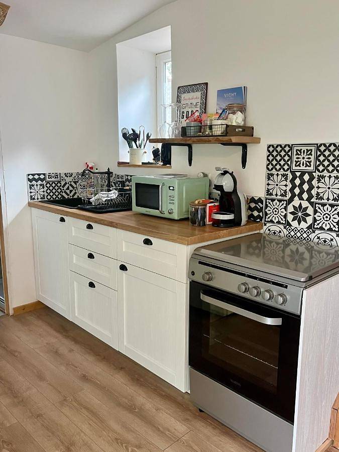 Gîte pour 3 personnes, avec vue et jardin, animaux acceptés à Vollore-Ville - 2