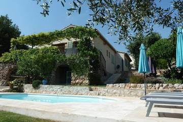 Cottage pour 8 personnes, avec terrasse et jardin à Gattières