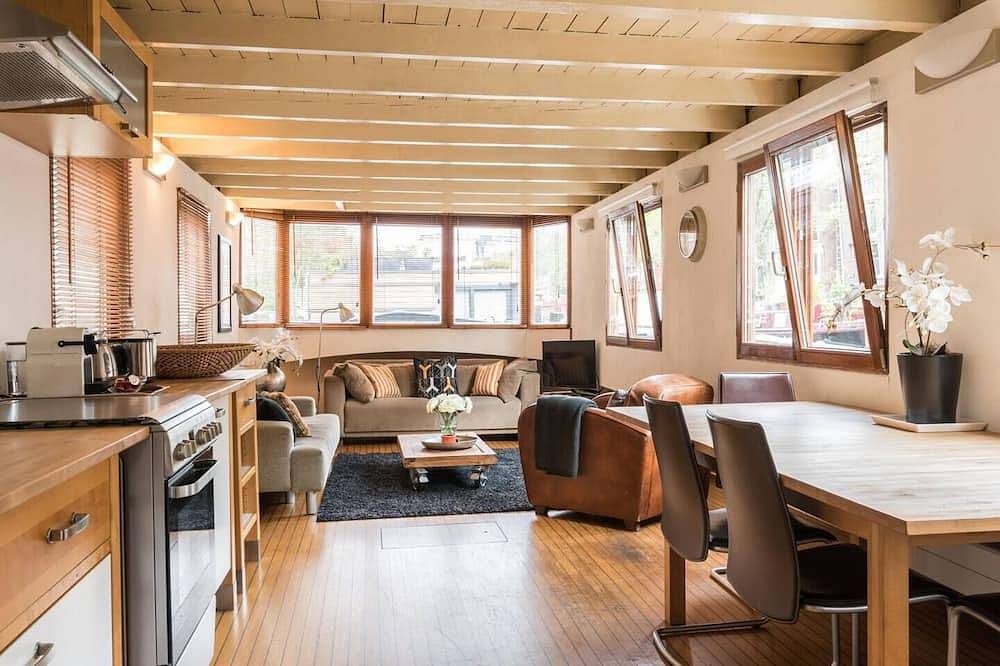 House Boat for 4 Guests in Jordaan, Dutch Coast