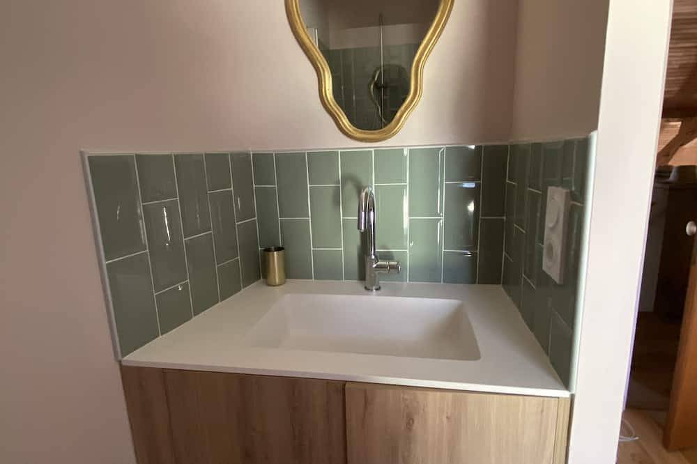 Villa above vineyards with swimming pool in Givry, Region Chalon-sur-Saône