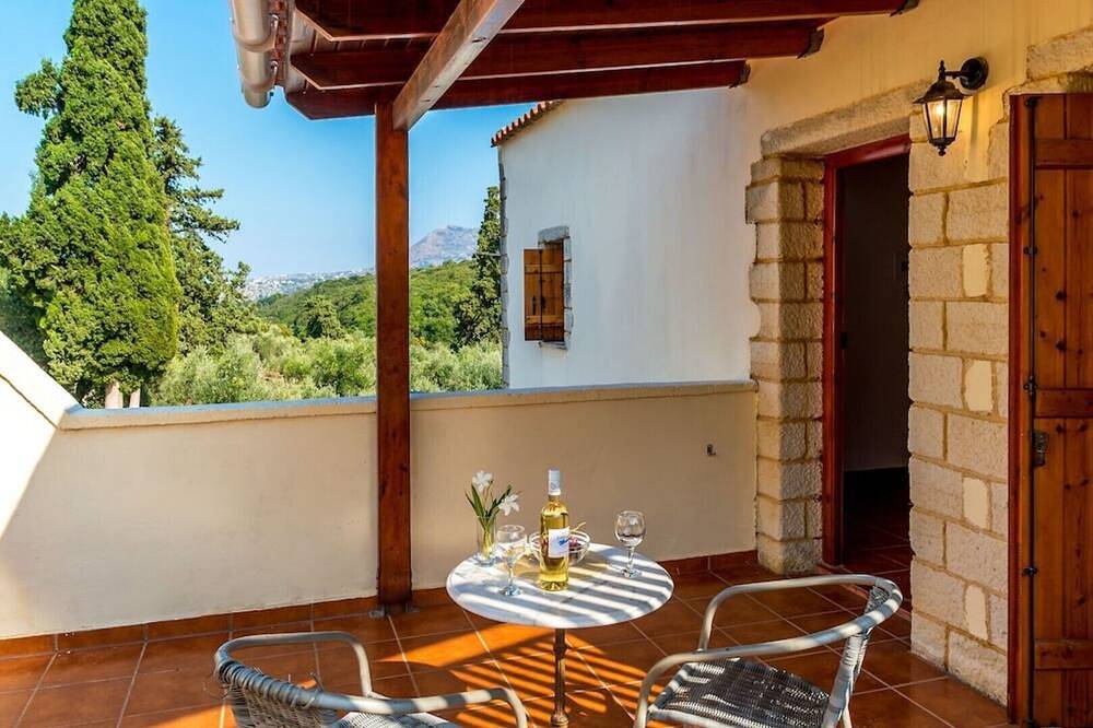 Handsome stone Cretan Villa just 3Km from the beaches of Kalives and Almirida in Armeni, Chania und Umgebung