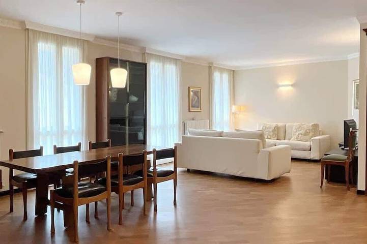 Ferienwohnung für 4 Personen, mit Whirlpool und Balkon in Lecco