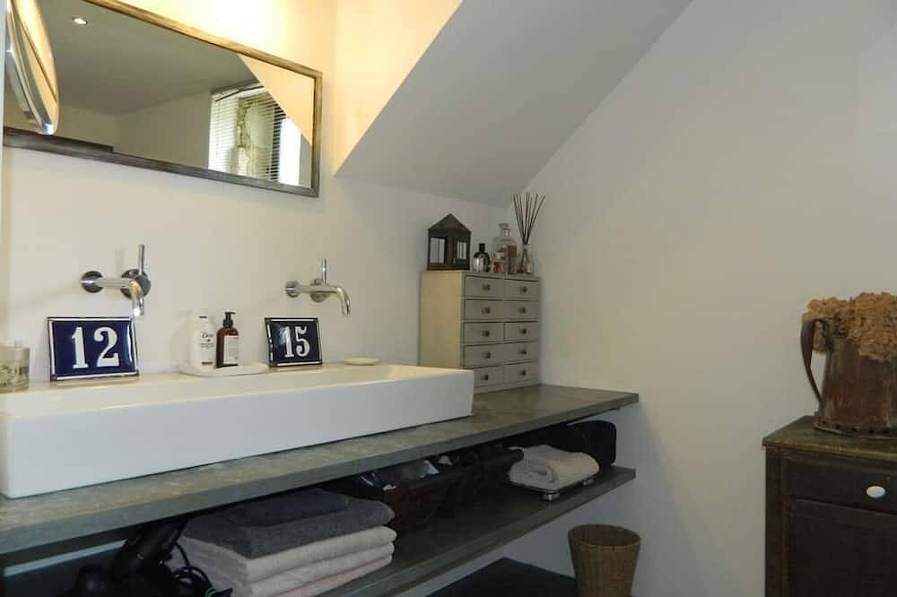 Stylish, spacious farmhouse 'Crouzillac' with private heated pool in La Sauvetat-sur-Lède, Villeneuve-sur-Lot region