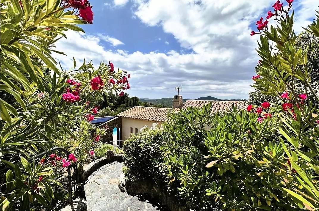 Houses & Villas for 8 People in La Londe-les-Maures, Toulon region