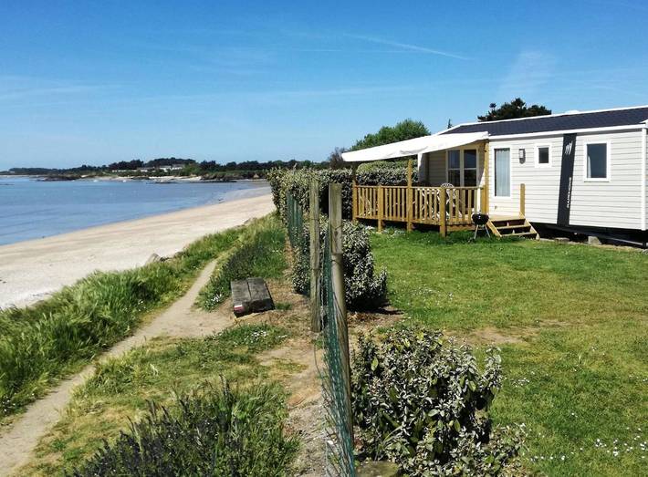 Camping pour 6 personnes, avec Jacuzzi et Terrasse ainsi que Piscine et Vue à Ambon