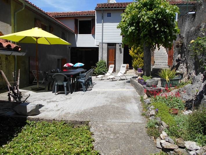 Gîte pour 9 personnes, avec balcon et jardin à Thèbe