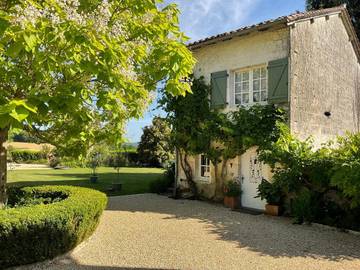 Gîte pour 6 personnes, avec piscine ainsi que jardin et vue à Édon (Charente)