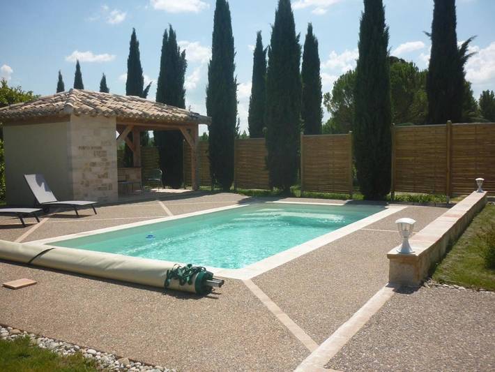 Location de vacances pour 2 personnes, avec piscine ainsi que vue et jardin à Bagat-en-Quercy