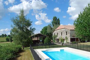 Gîte pour 12 personnes, avec terrasse et jardin à Lévignac-de-Guyenne