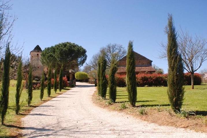 Gîte pour 8 personnes, avec piscine ainsi que jardin et vue, adapté aux familles à Frayssinet-le-Gélat