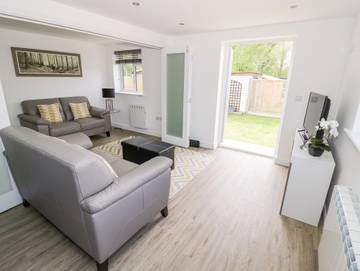 Log Cabin for 2 People in The Cotswolds, Midlands, Photo 3