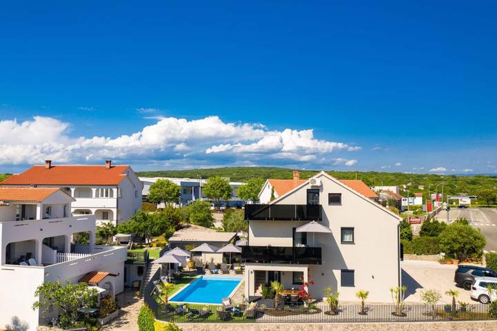 Ferienwohnung für 4 Personen, mit Balkon/Terrasse und Pool - 1