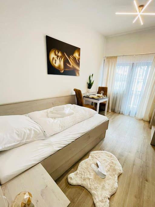 Ferienwohnung für 2 Personen, mit Balkon und Terrasse sowie Garten und Pool