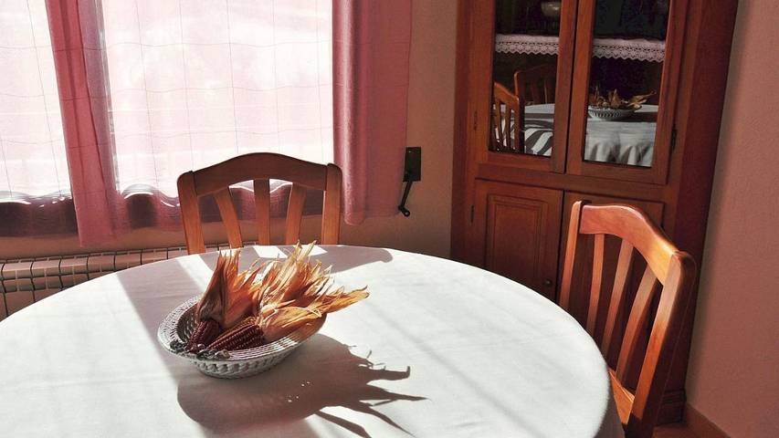 Casa rural con piscina para 4 personas, con vistas además de piscina y jardín, Familias con niños en Solsonés - 3