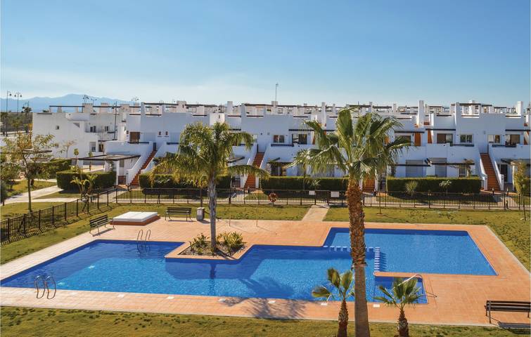 Apartamento vacacional entero, Apartamento con terraza junto a la piscina cerca del centro de la ciudad in Condado de Alhama, Alhama de Murcia