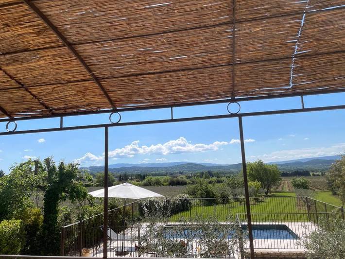 Location de vacances pour 4 personnes, avec piscine ainsi que vue et terrasse à Joucas