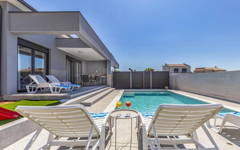 Villa pour 5 personnes, avec piscine et jardin, adapté aux familles à Loborika - 4