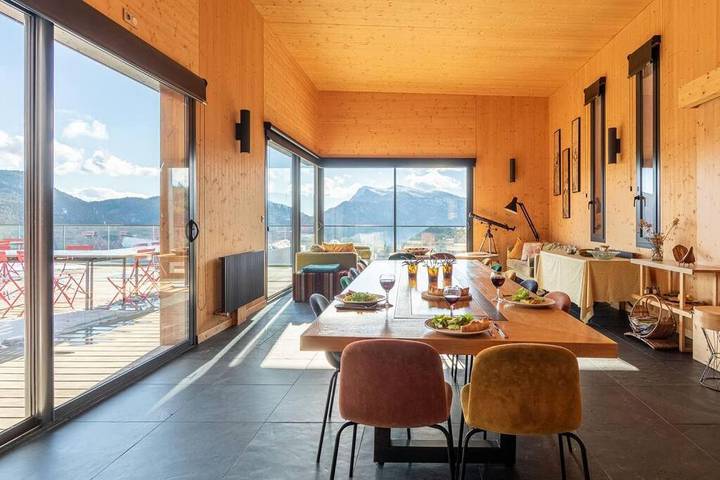 Location de vacances pour 30 personnes, avec jardin ainsi que vue et piscine, animaux acceptés à Teyssières - 4