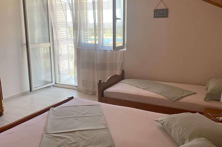 Ganze Wohnung, 1-Zimmer-Ferienwohnung mit Balkon und Meerblick Preko, Ugljan in Plaža Jaz, Poljana