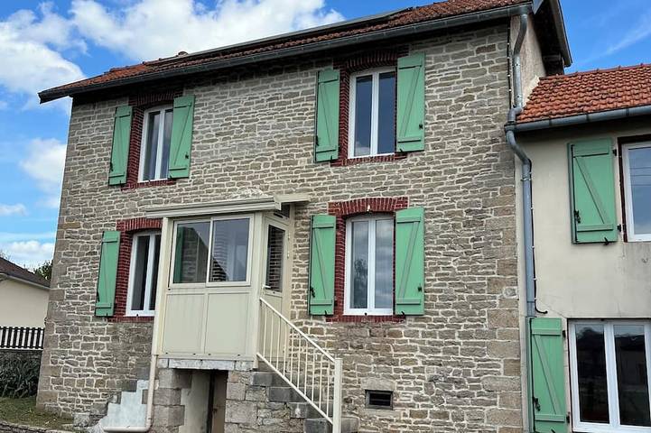 Location de vacances pour 6 personnes, avec jardin à Longeau-Percey