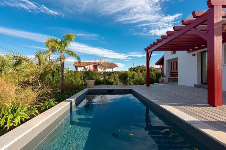Location de vacances pour 10 personnes, avec piscine ainsi que jardin et terrasse dans Plage d'Erretegia - 3