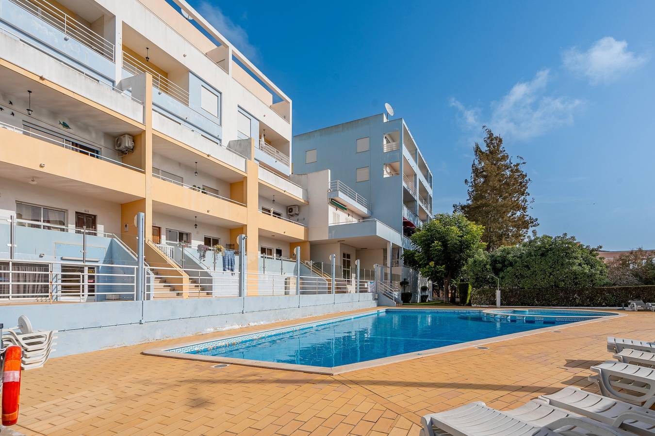 Apartamento inteiro, Apartamento 'Maralvor 001' com piscina partilhada, jardim partilhado e varanda in Alvor, Distrito de Faro