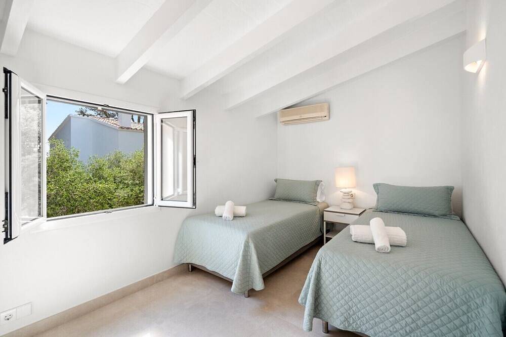 Magnificent Villa Luminosa- private pool and views in Port d'Addaia, Es Mercadal