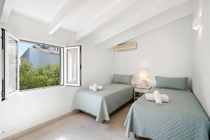 Magnificent Villa Luminosa- private pool and views in Port d'Addaia, Es Mercadal