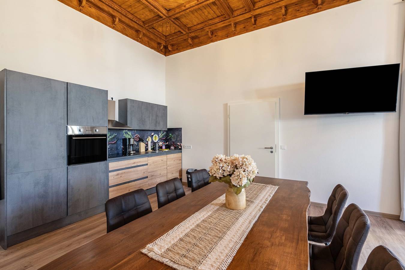 Entire apartment, Apartment 'Ferienwohnung Im Hotel Reichskrone' with Balcony and Wi-Fi in Heidenau, Sächsische Schweiz-Osterzgebirge