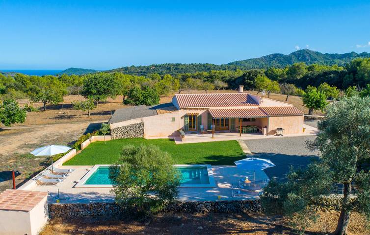 Sonnige Terrasse mit Pool und Meerblick in Son Servera, Mallorca Osten