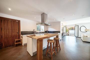 Cheap Villa for 10 People in Nueva Andalucía, Marbella, Photo 4