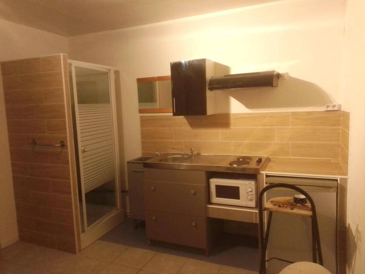 Appart hôtel avec jardin in Cuers, Côte méditerranéenne (France)