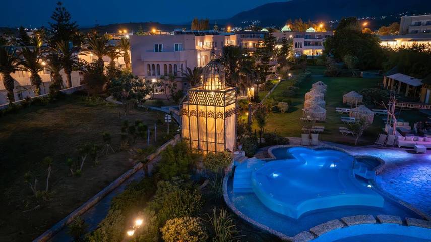 Hôtel pour 4 personnes, avec Balcon et Terrasse ainsi que Jardin et Piscine
