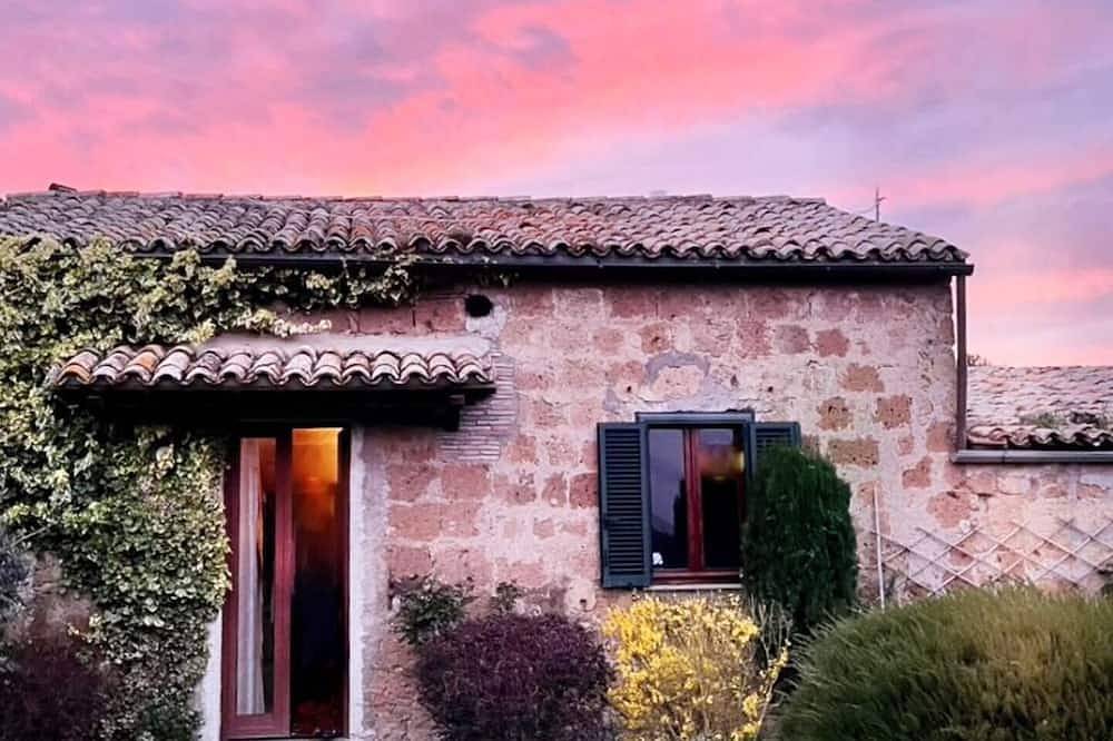 Idyllic historic family home with private garden. Free shuttle to Civita. in Civita, Lubriano