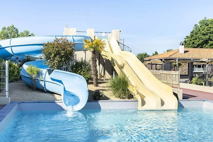 Camping pour 4 personnes, avec terrasse et sauna ainsi que piscine et jacuzzi à Landevieille