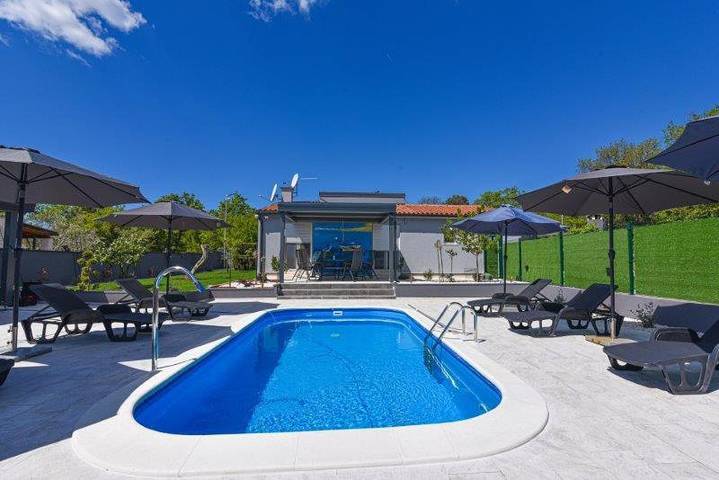 Villa für 6 Personen, mit Garten und Pool sowie Whirlpool, mit Haustier in Fazana