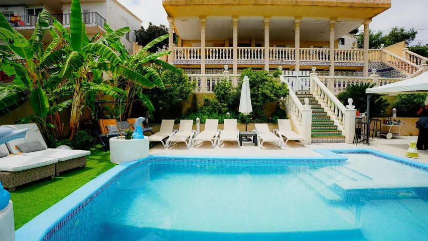 Alojamiento y desayuno para 2 personas, con vistas y terraza además de jardín y piscina - 1