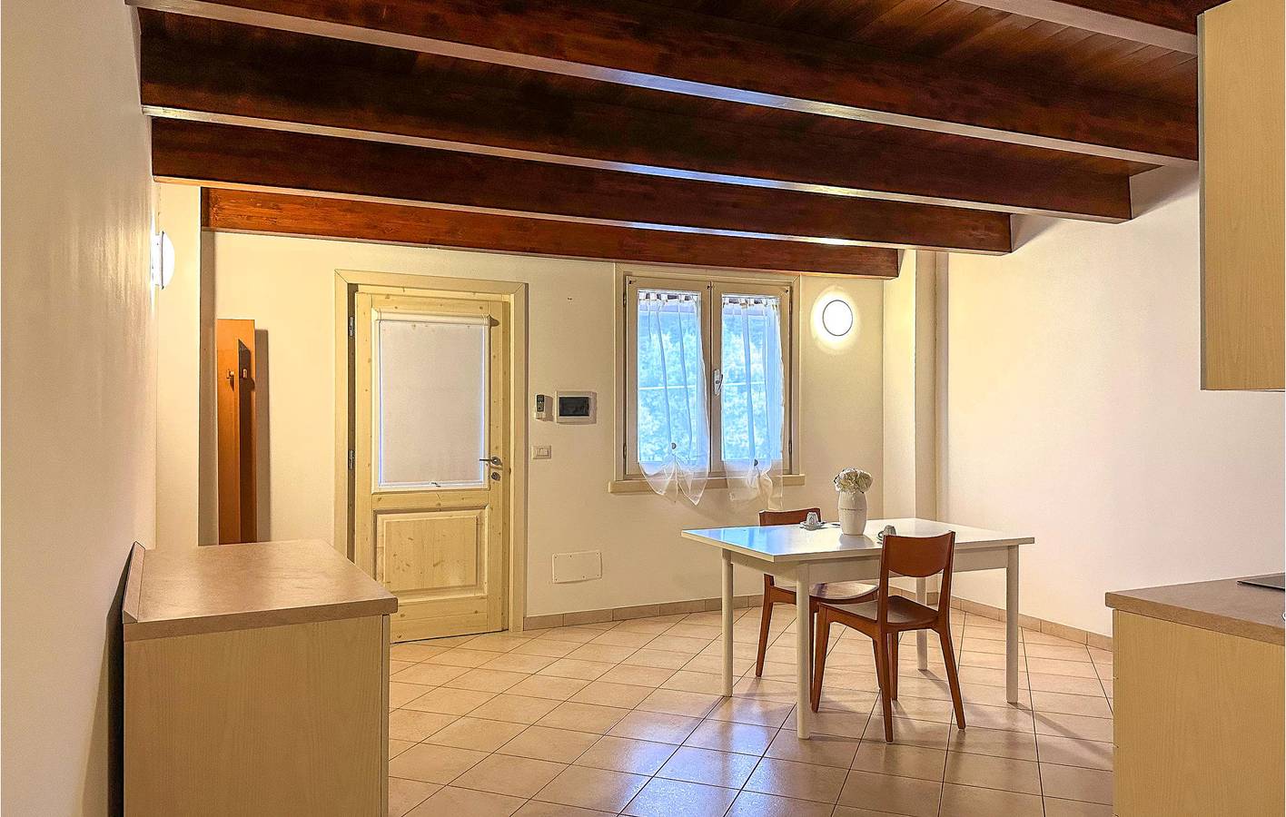 Apartamento vacacional entero, Acogedor Apartamento: Aparcamiento, TV, Cama Doble, Cocina, WiFi cerca del Lago in Lecce nei Marsi, Parque Nacional de los Abruzos