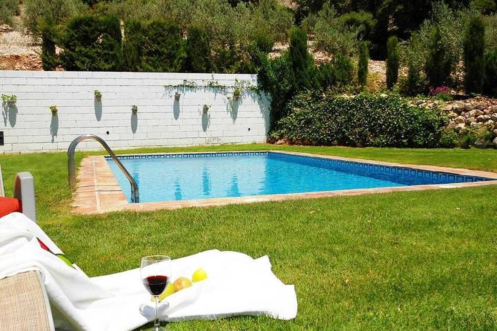 Gîte pour 4 personnes, avec Terrasse ainsi que Jardin et Piscine