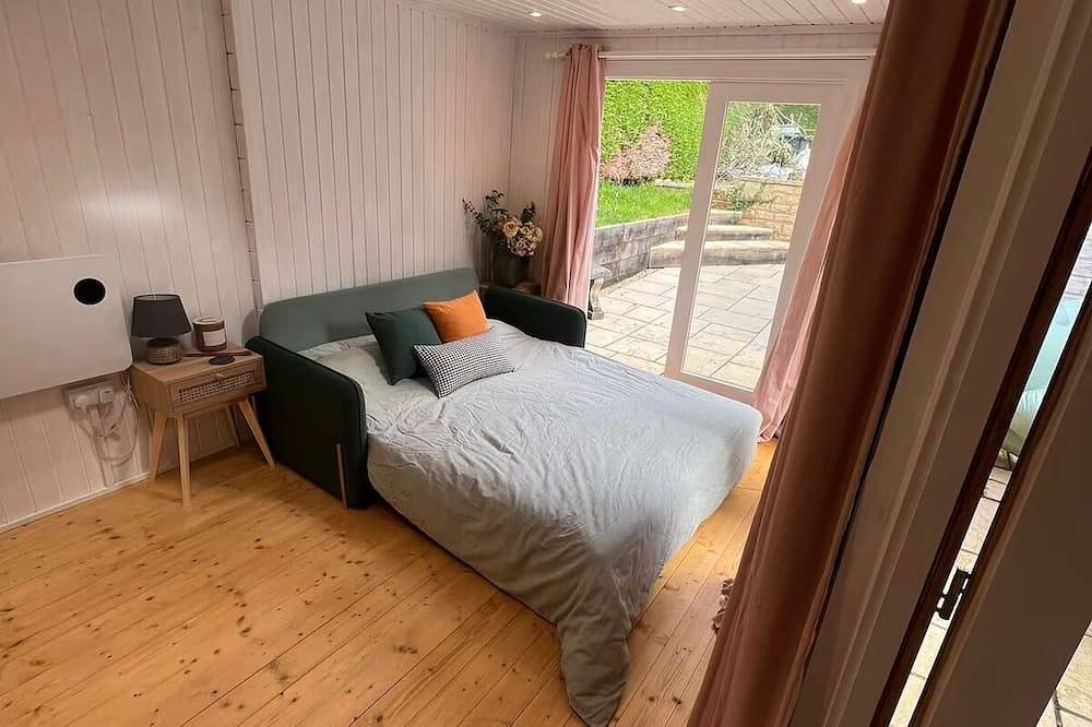 Private Cabin near Bath & Longleat with hot tub for relaxing getaway in Wiltshire