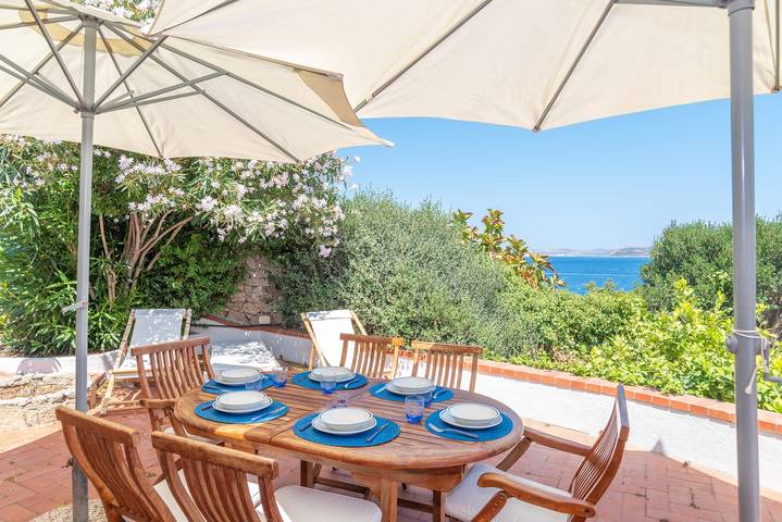 Scorpion House – Luxuriöse Villa in den Felsen von Porto Rafael mit Meerblick in Punta Sardegna, Palau (Sardinien)