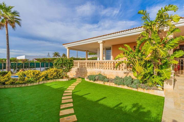 Appartement de vacances entier, Villa Rafael Piscine Privée et Espace Lounge avec Vue sur Mer in Punta Prima, Sant Lluís