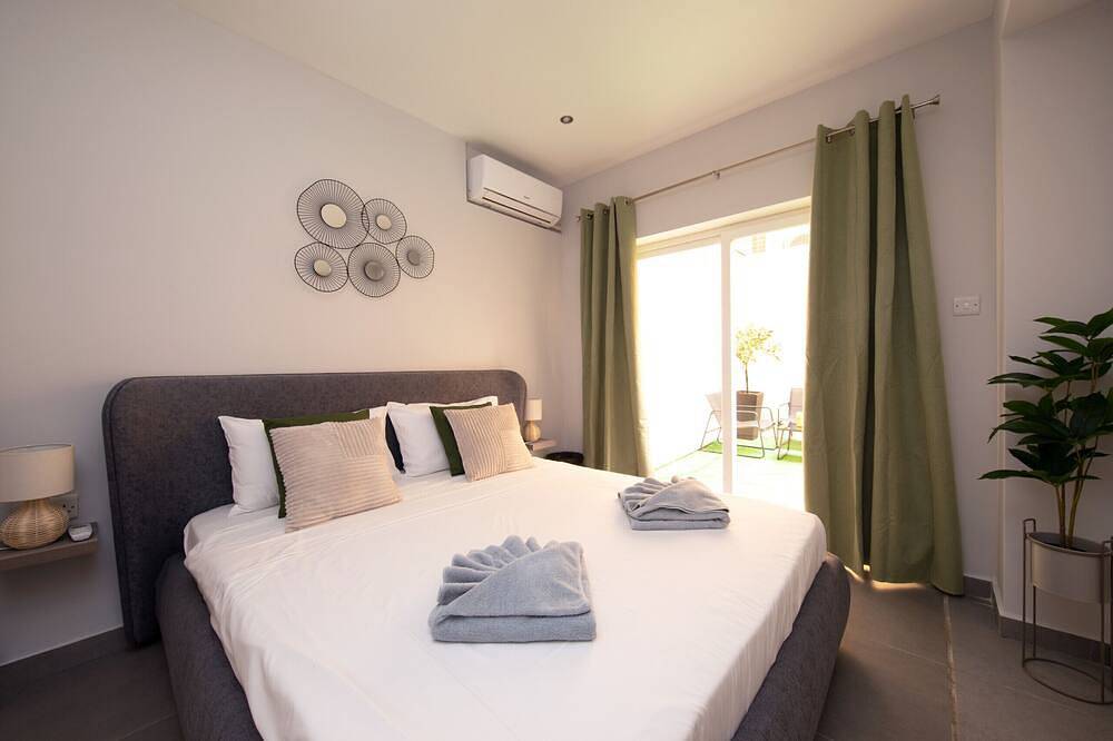 Ganze Wohnung, Modern seafront 3bedrooms with spacious yard in Tas-Sliema, Insel Malta