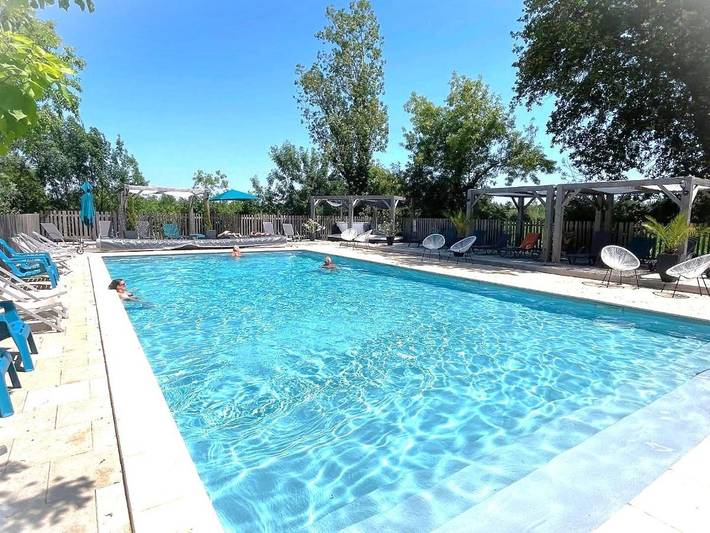 Camping pour 6 personnes, avec jacuzzi ainsi que piscine et jardin