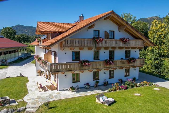 Ferienwohnung für 4 Personen, mit Garten und Ausblick in Wackersberg