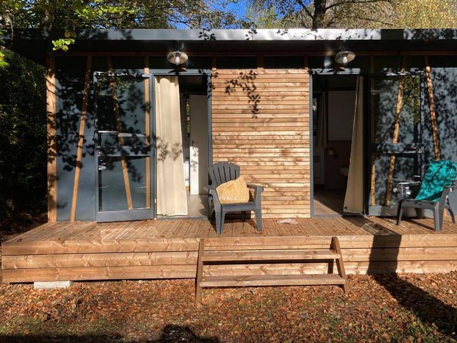 Flower Camping La Bexanelle - Chalet 1 personne - Standard 10m² - Douche et Wc commun + Terrasse couverte in Val-de-Sos, Parc naturel régional des Pyrénées ariégeoises